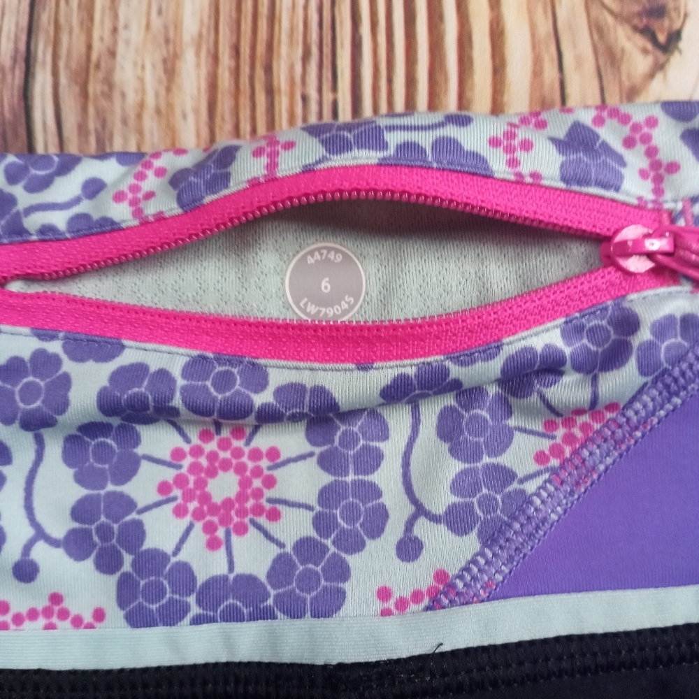 LULULEMON GROOVY RUN FLORAL SHORT BLACK/ QUILT/ POWER PURPLE, SIZE 6 - Picture 5 of 13